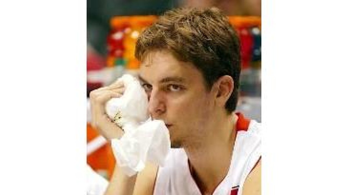 Gasol necesitó hielo para mitigar los efectos de un golpe en la mejilla