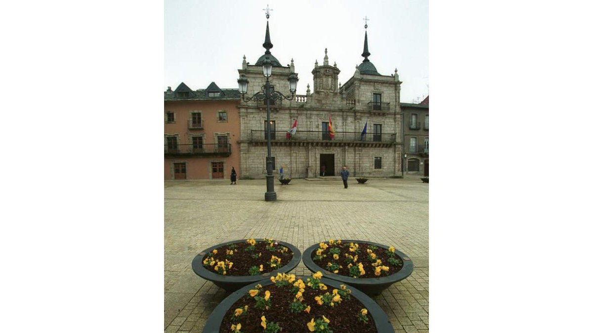 Plaza y fachada del ayuntamiento de Ponferrada.