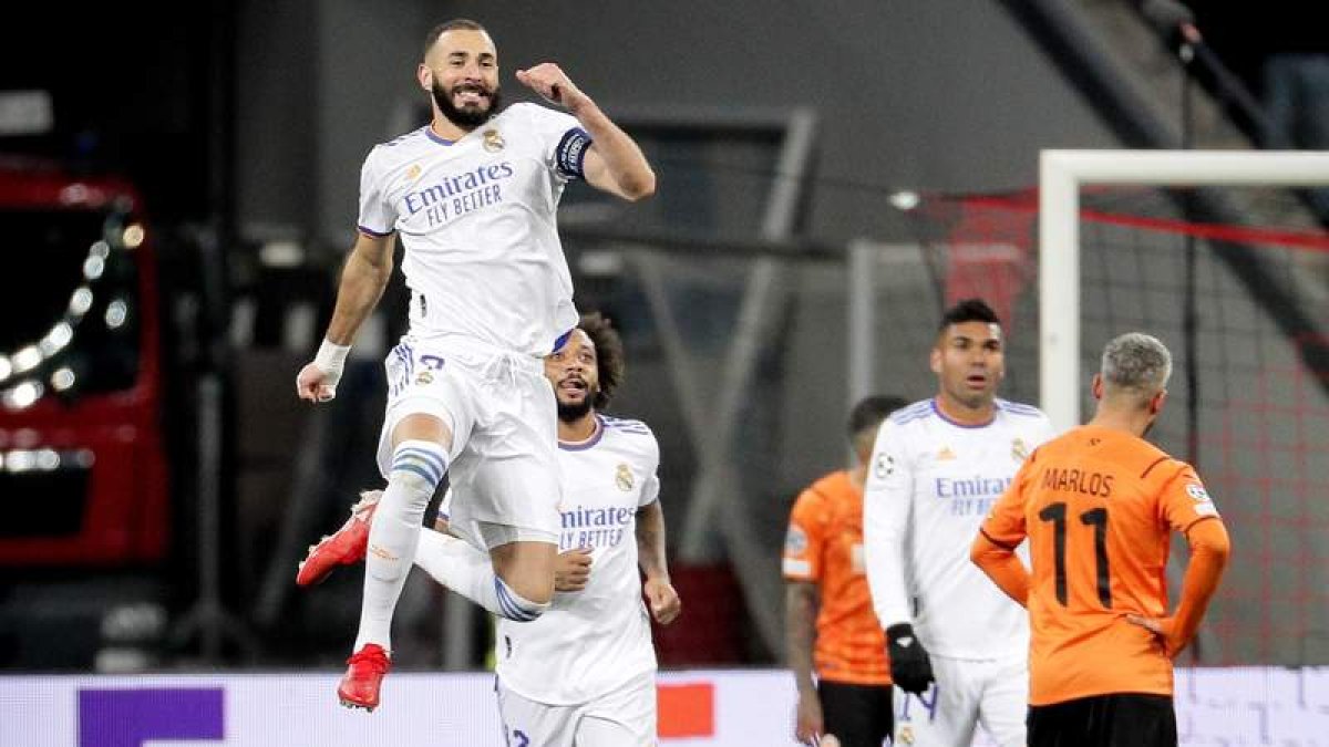 El francés Benzema anoto el 0-5 para el Real Madrid e igualó a Santillana en los registros goleadores del Real Madrid. DOLZHENKO