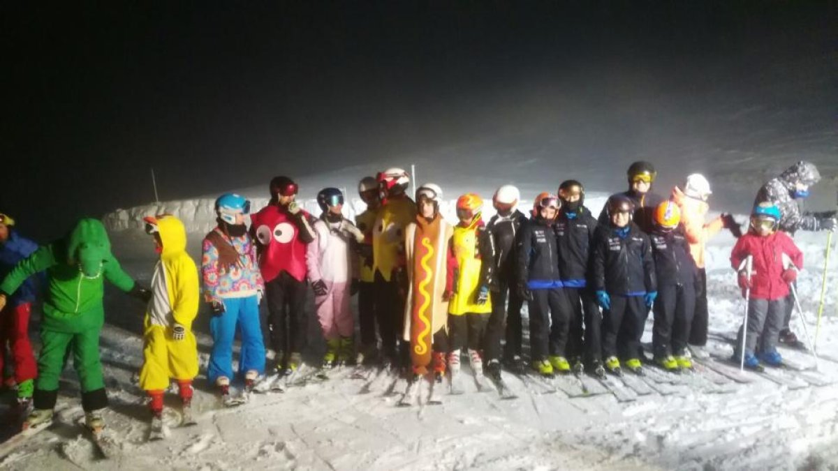 Imagen de esquiadores durante la noche
