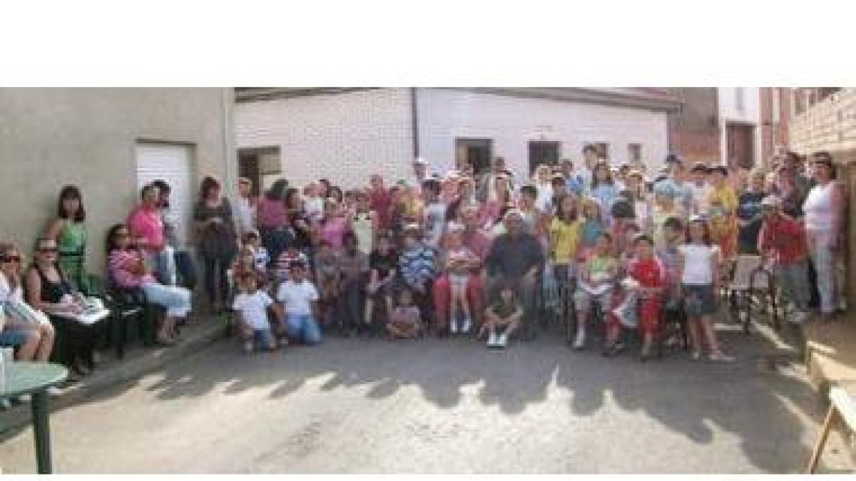 El alcalde de Valdepolo y Ramón Villa, en el centro de la imagen, posan con todos los niños partipan