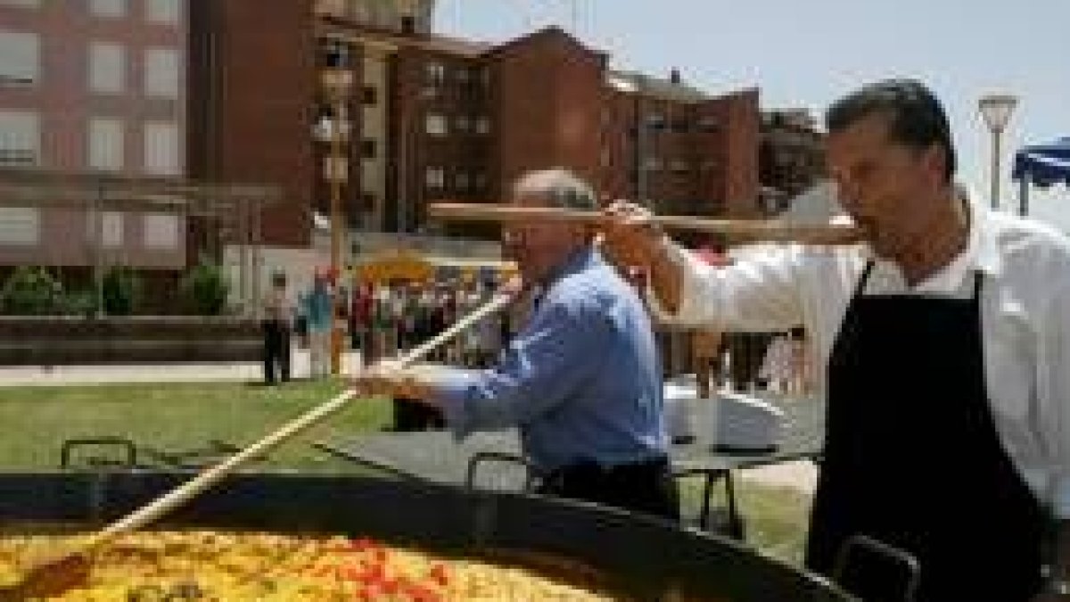 El alcalde de León, Mario Amilivia, prueba la paella popular de La Palomera