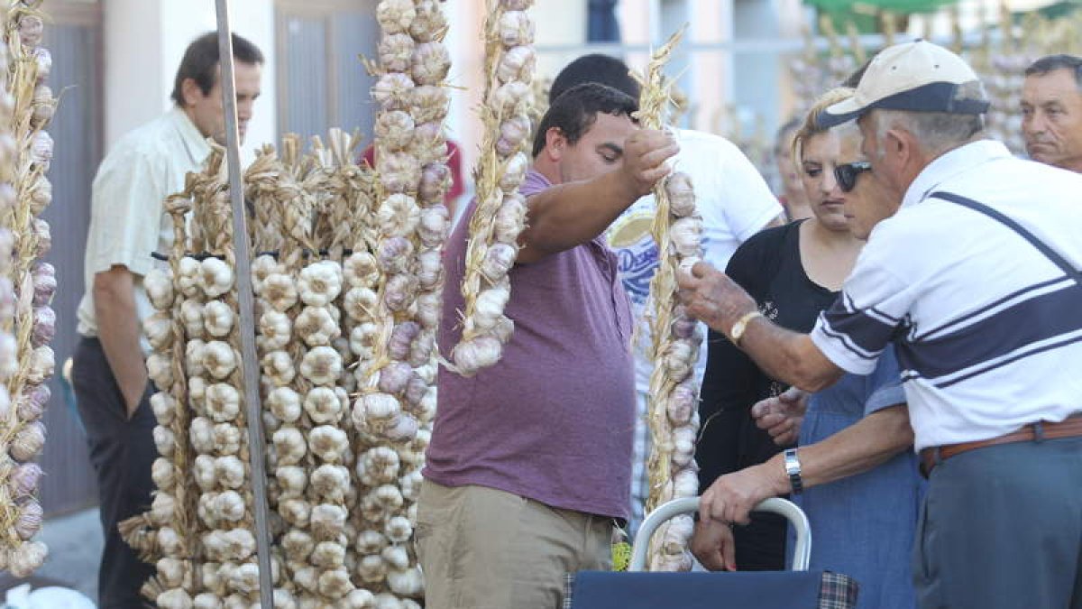 Venta de ajos en la feria celebrada el pasado año en la localidad de San Miguel.
