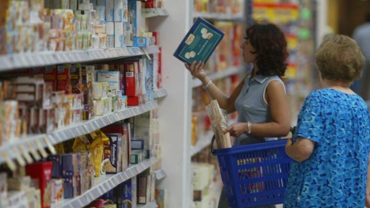 Dos mujeres compran en un supermercado de la capital de la provincia.
