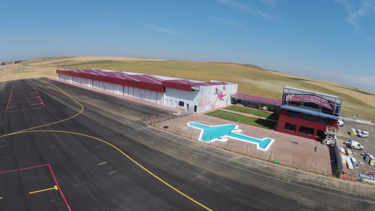 Las instalaciones cuentan con cuatro hangares y seis aulas de formación.