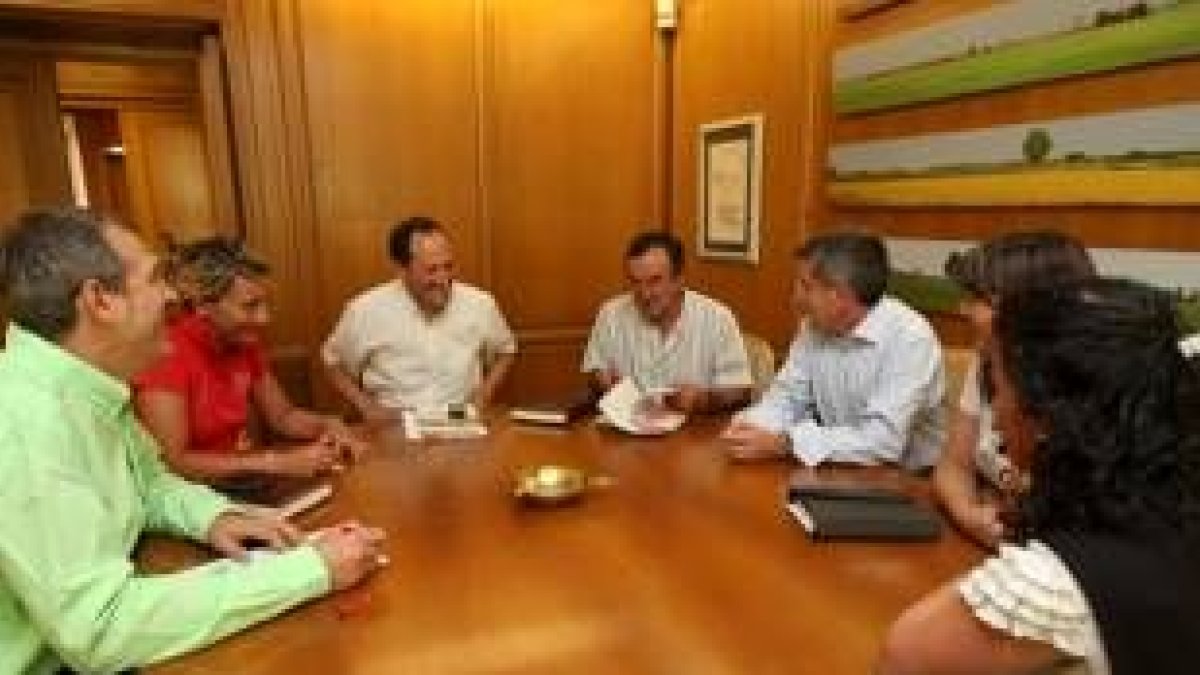 Los alcaldes pedáneos de Armunia, Oteruelo y Trobajo del Cerecedo junto a Fernández y Canuria