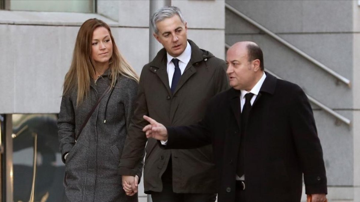 El exsecretario general del PP valenciano Ricardo Costa, acompañado por su pareja y su abogado a su llegada a la Audiencia Nacional.