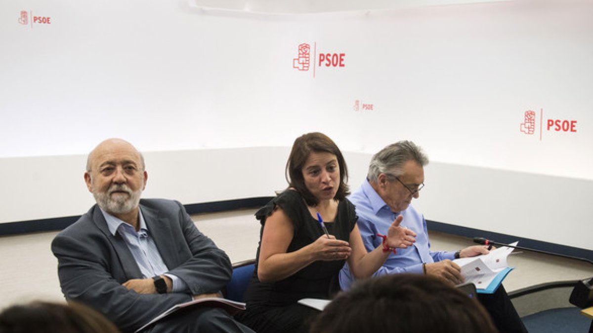 José Félix Tezanos (izquierda) junto a Adriana Lastra, portavoz del PSOE en el Congreso.