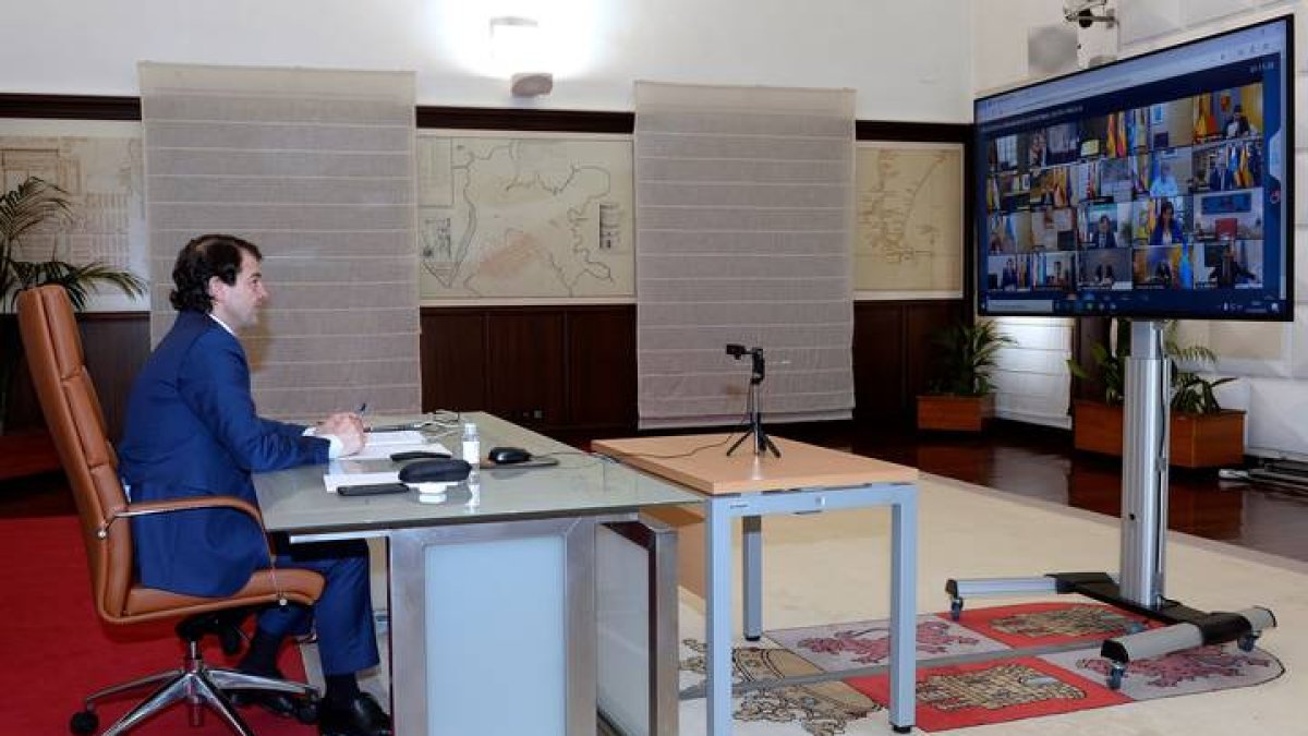 El presidente de la Junta de Castilla y León, Alfonso Fernández Mañueco, participa este domingo en la reunión por videoconferencia con Pedro Sánchez. NACHO GALLEGO
