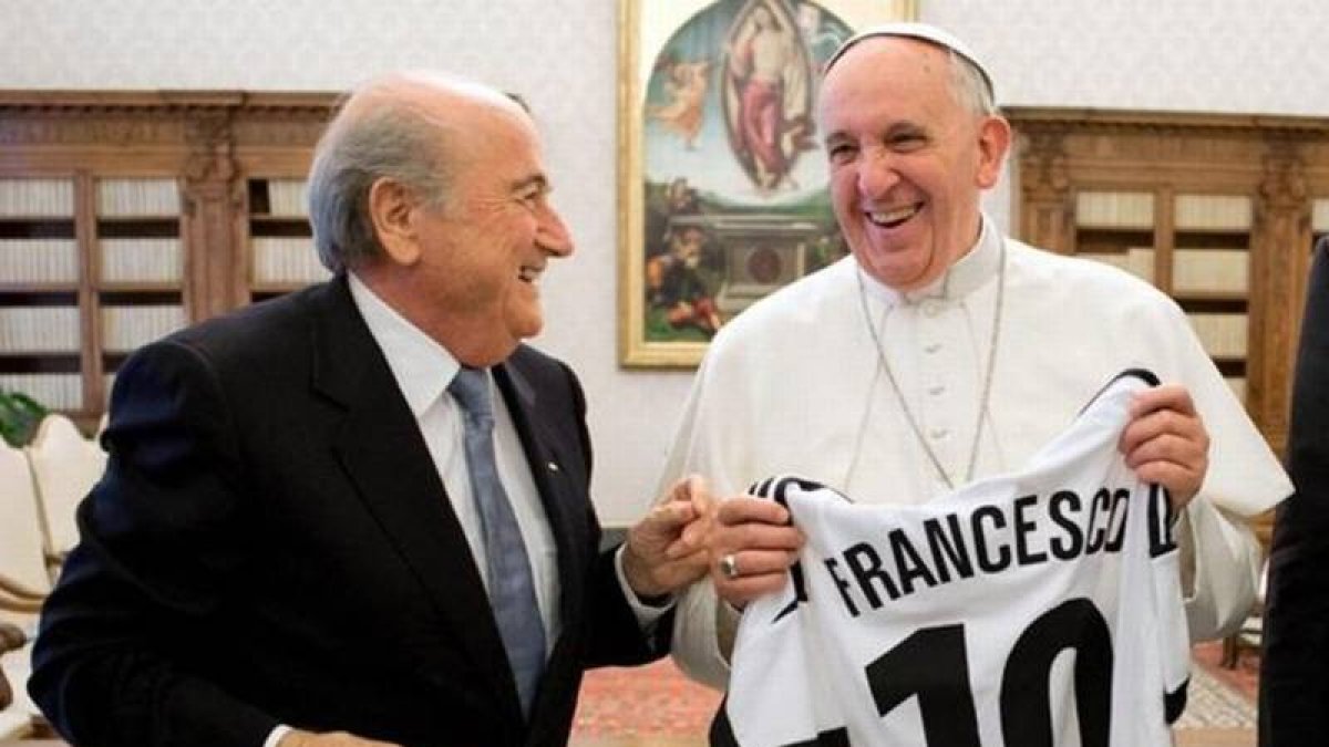 El papa Francisco recibe una camiseta con su nombre y el número 10 de manos del presidente de la FIFA, Joseph Blatter, durante una audiencia privada en El Vaticano.