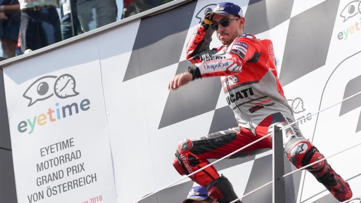 Jorge Lorenzo (Ducati) protagoniza su típico salto en el podio de Spielberg tras lograr su tercera victoria de la temporada. /
