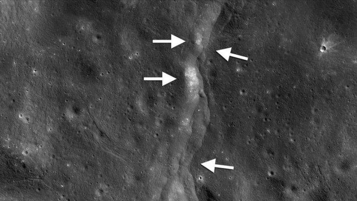 Imagen de una de las fallas captadas por la misión Lunar Reconnaissance Orbiter (LRO) en la que los investigadores sitúan los movimientos tectónicos.