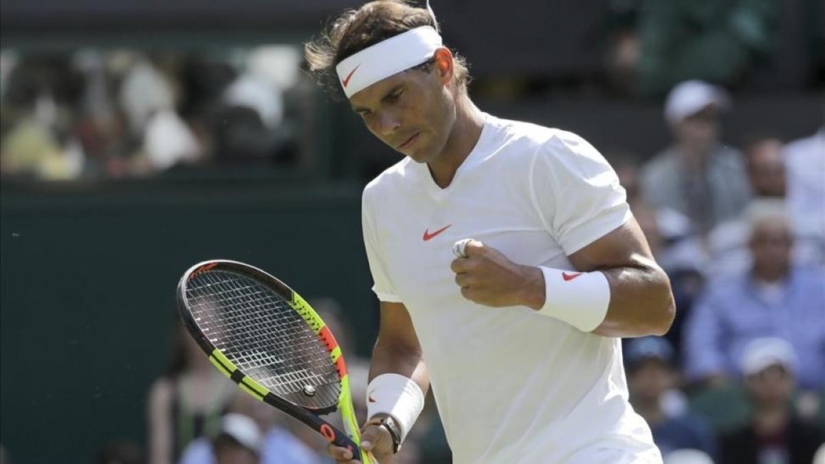 Nadal celebra un punto en su debut en Wimbledon.