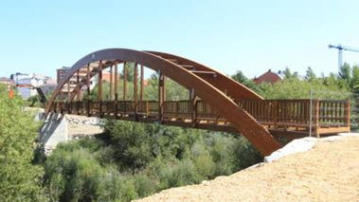 Entrada a la pasarela sobre el río Sil, vista desde la ladera del monte Pajariel.