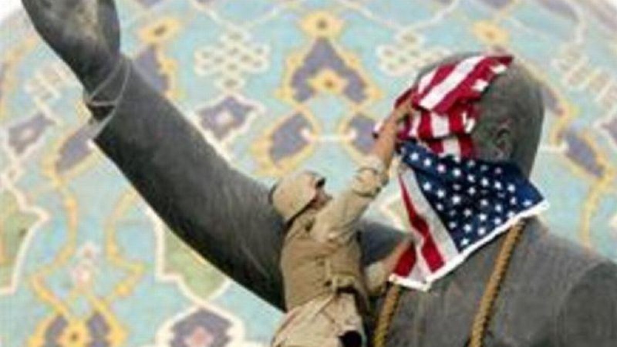 La bandera de EEUU, en la estatua de Sadam en Bagdad, en el 2003.