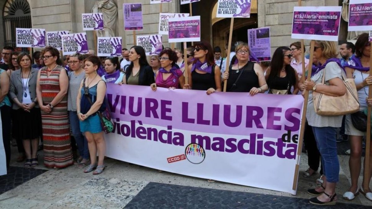 Concentración contra la violencia machista ante el Ayuntamiento de Barcelona, el pasado junio.