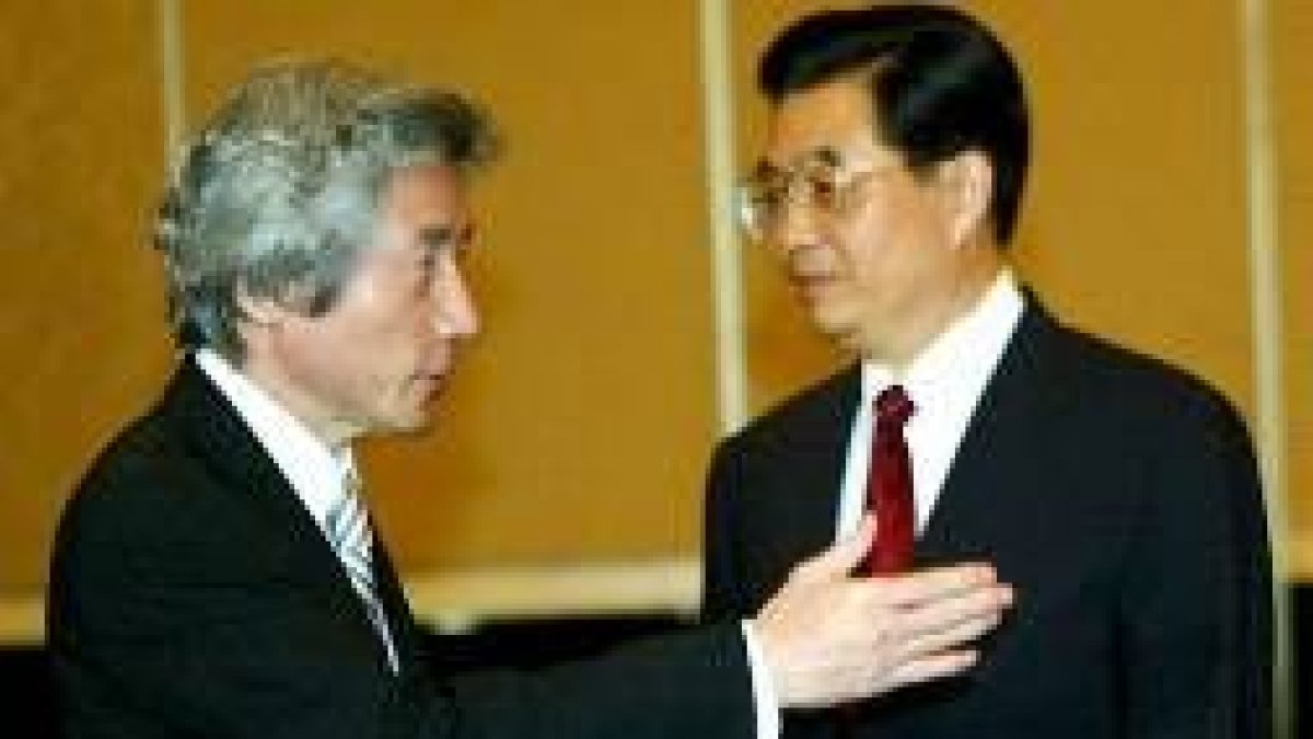 Koizumi conversa con Hu Jintao tras la reunión bilateral deYakarta