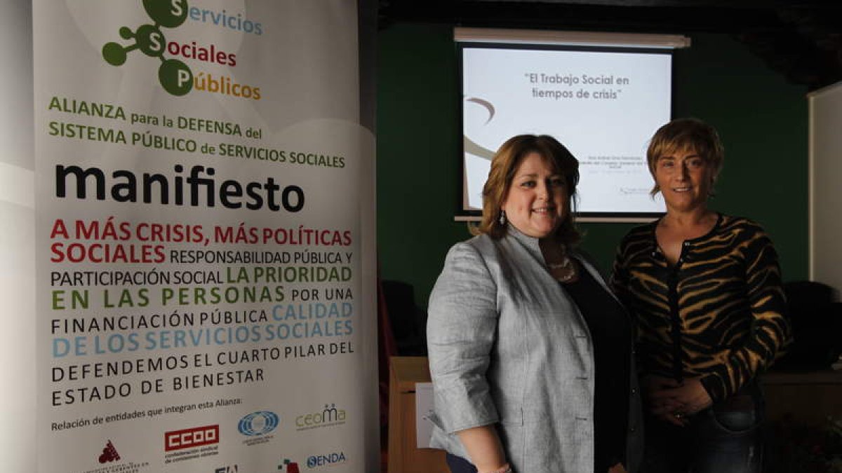 Ana Isabel Lina y Montserrat Escapa, gerente del Colegio de Trabajo Social de León.