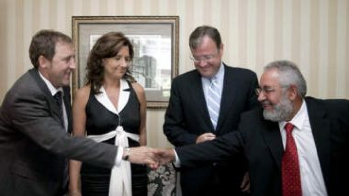 Tomás Castro y Antonio Mateos se saludan en presencia de Begoña Hernández y Antonio Silván.