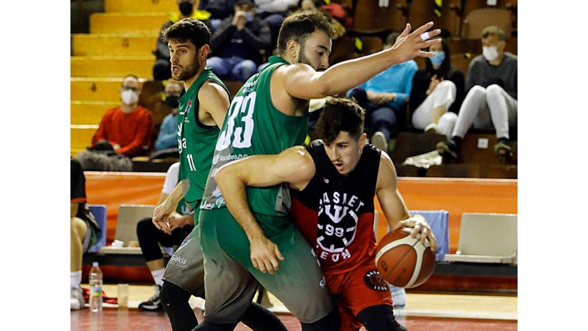 ULE Basket León superó con notable el escollo del Chantada. MARCIANO