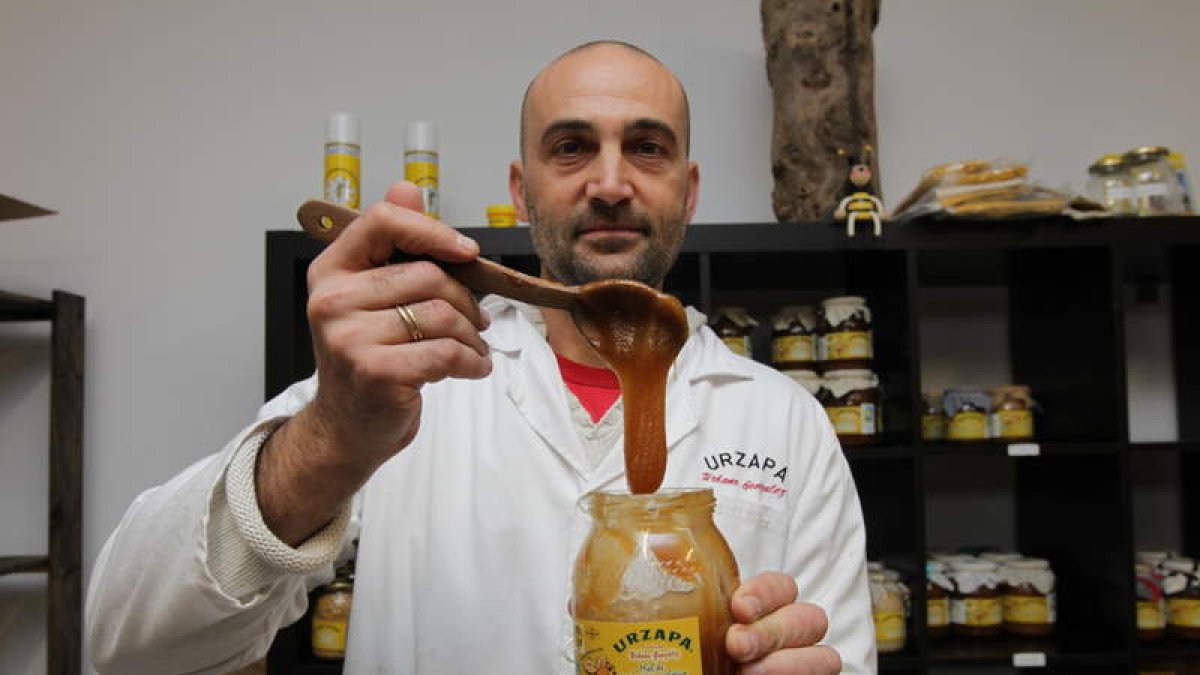 Urbano González, responsable de Urzapa, con un tarro de miel de brezo.