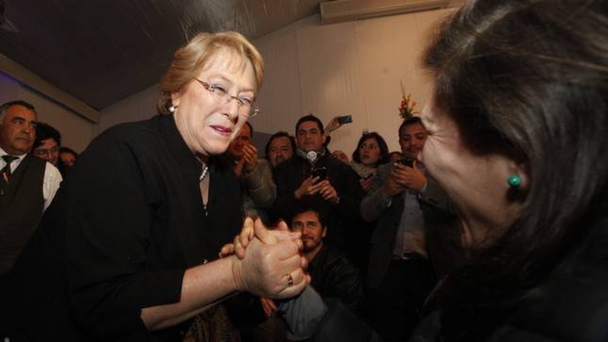 Michelle Bachelet saluda a una simpatizante tras vencer en las primarias del centroizquierda, el domingo en Santiago de Chile.