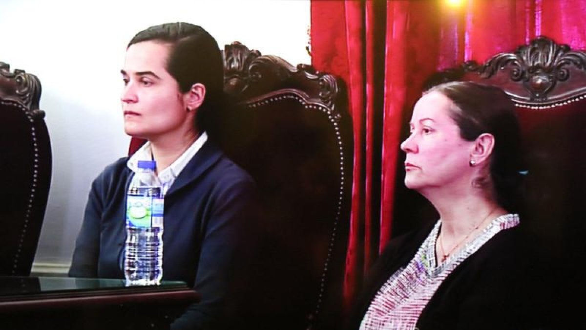 Triana y Montserrat, su madre, durante el juicio por el asesinato de Isabel Carrasco, presidenta de la Diputación.