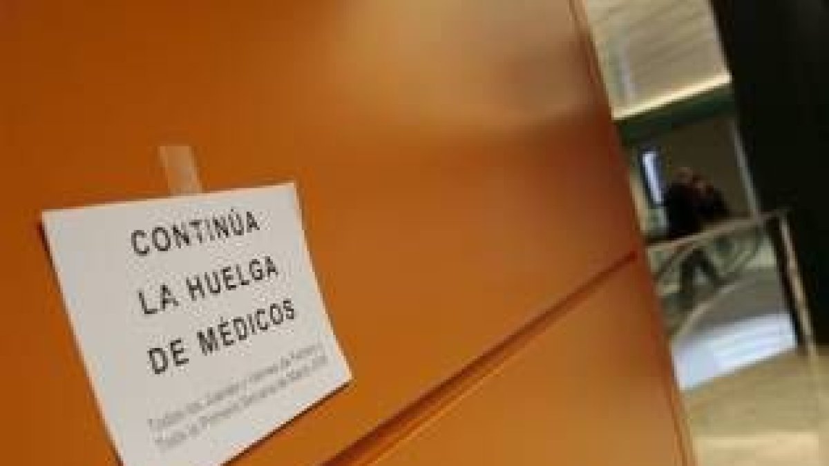 El Hospital de León volverá a llenarse la semana que viene de carteles anunciando la huelga