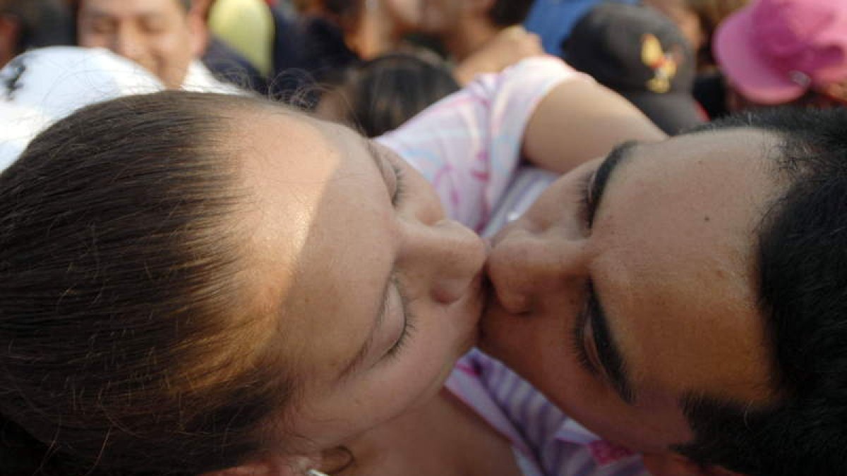 Dos jóvenes participan en un concurso de besos de larga duración celebrado en Brasil, en una fotografía de archivo. MARIO GUZMÁN
