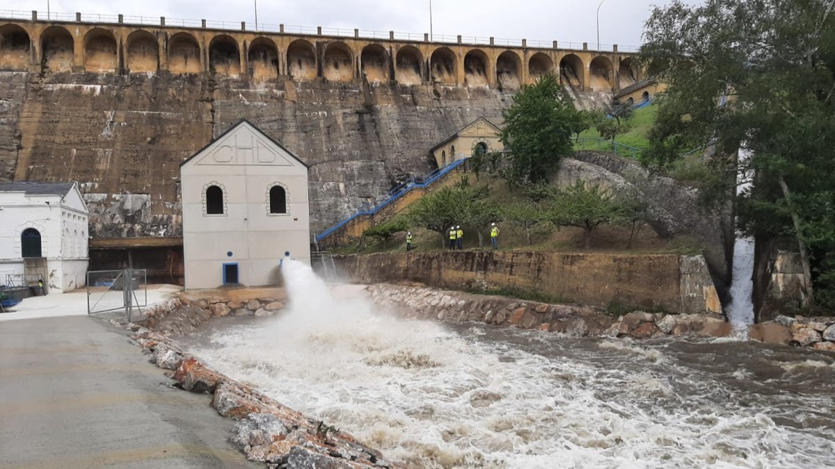 La Confederación Hidrográfica del Duero (CHD) ha realizado este martes con éxito las pruebas de funcionamiento del nuevo desagüe de fondo en la presa de Villameca. DL