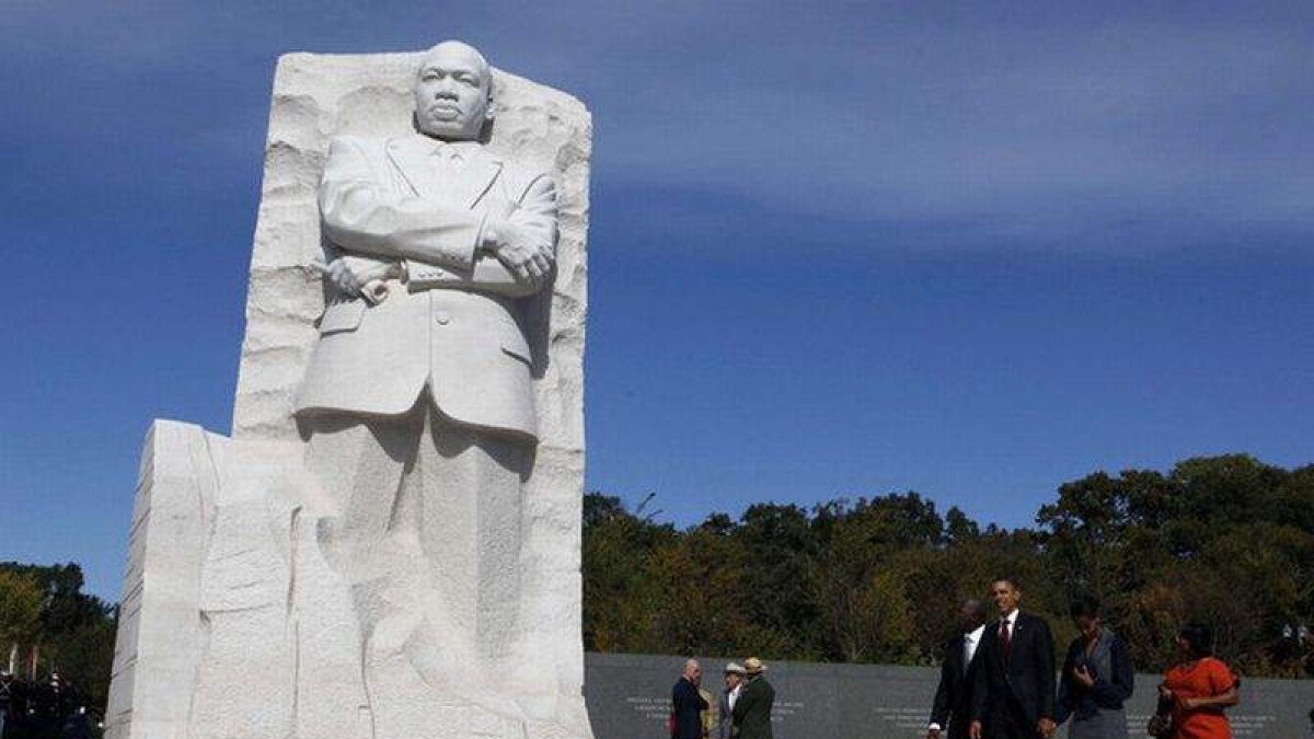 Obama (centro), su mujer y el resto de la delegación pasean junto al monumento a Luther King.