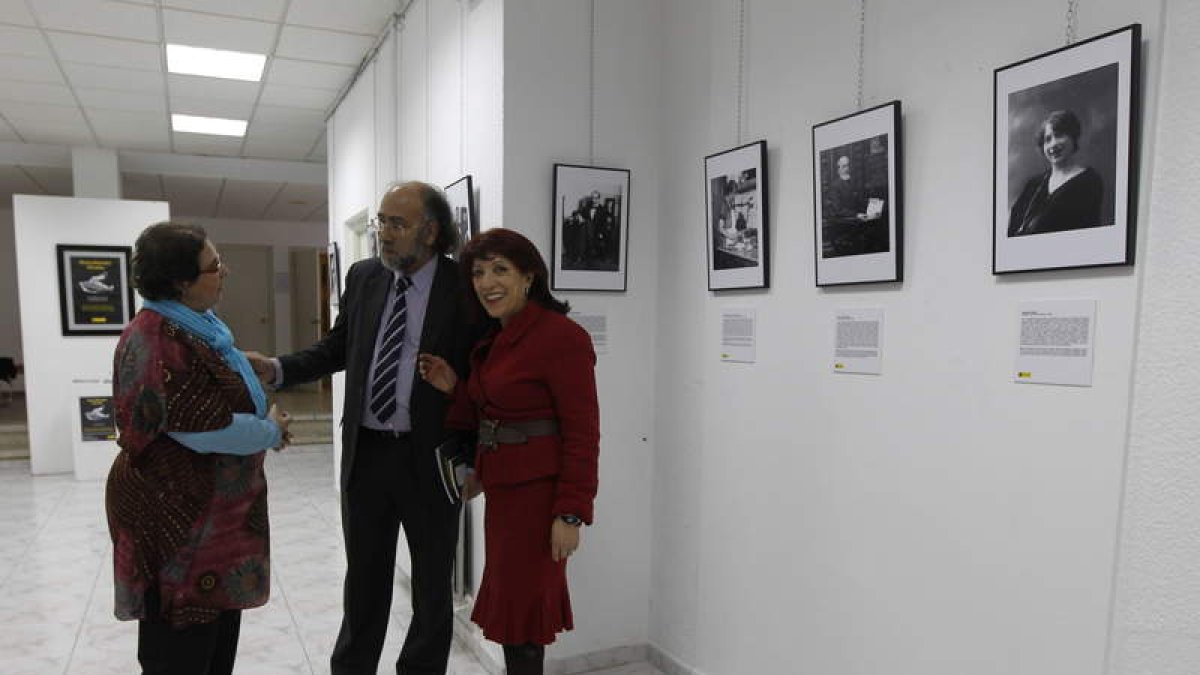 Mercedes Rojo, Rogelio Blanco y Victorina Alonso en la inauguración de la exposición.