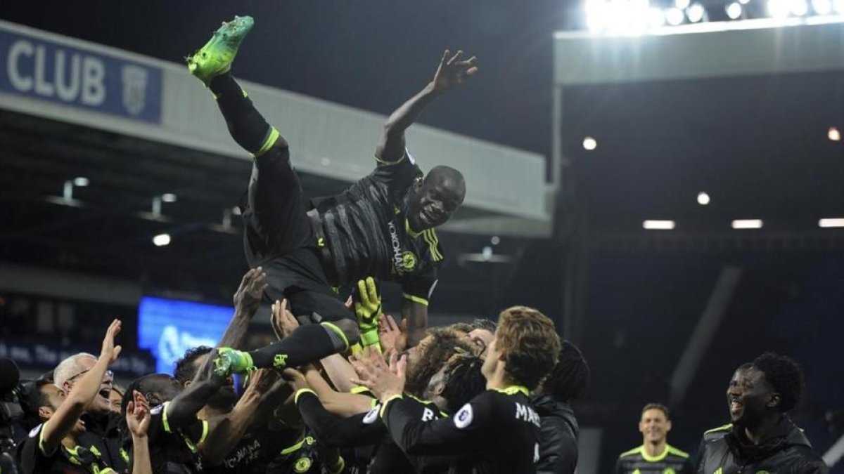 Los jugadores del Chelsea mantean a su compañero N Golo Kanté tras ganar la Premier.