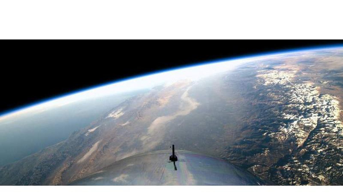 Vista de la Tierra desde el SpaceShipTwo, un cohete diseñado para el turismo espacial. EFE