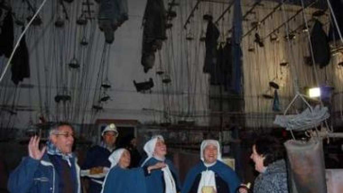 Las cuatro monjas visitaron el vestuario de los mineros del Pozo Julia el día de Santa Bárbara