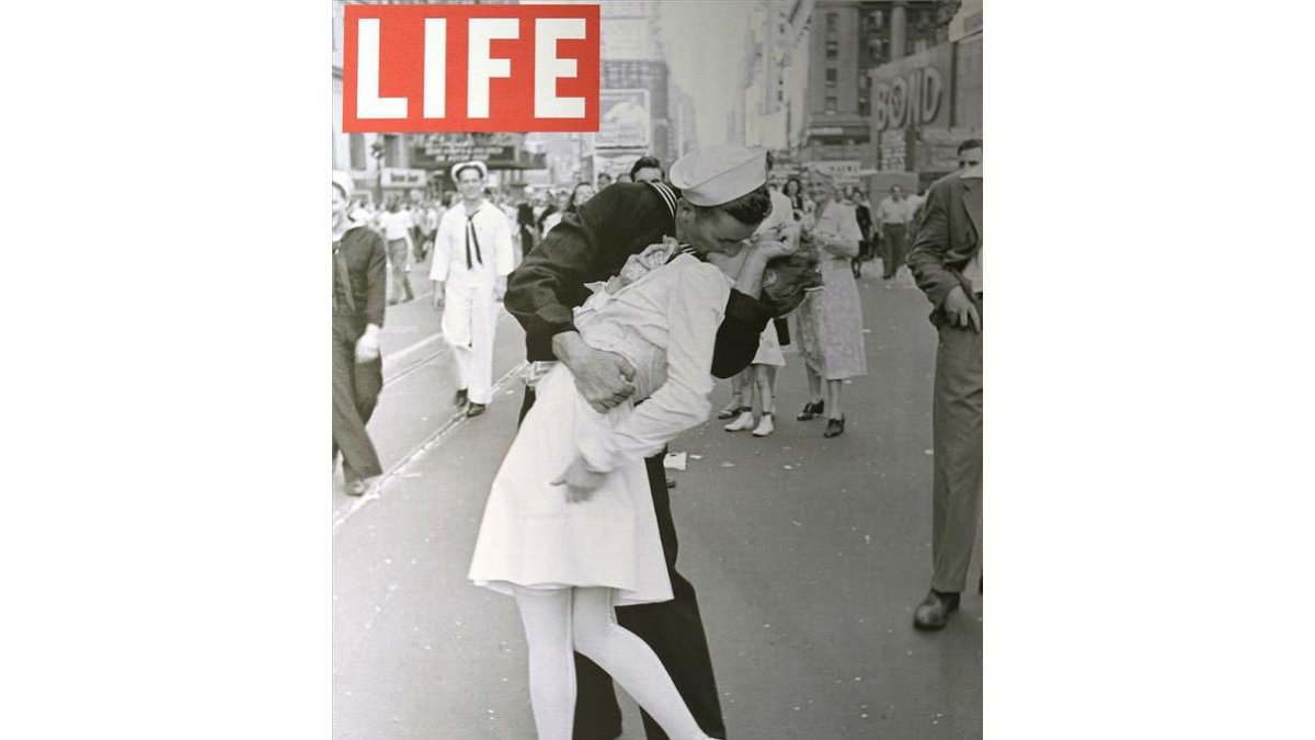 La portada de la revista 'Life' que reprodujo la histórica fotografía del beso de Times Square.