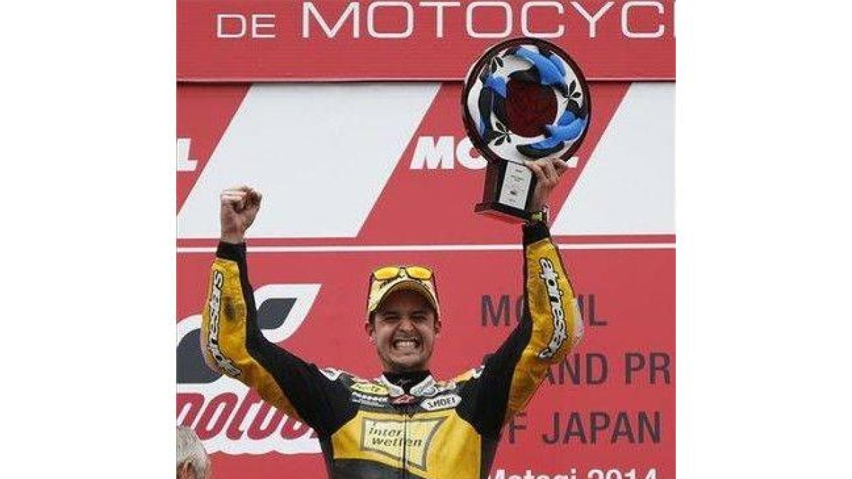 Thomas Luthi alzando su trofeo en el podio del Gran Premio de Japón.