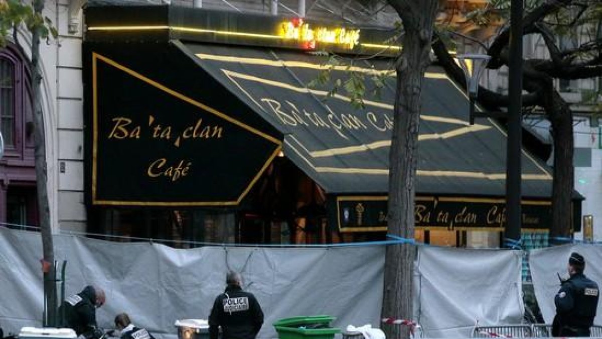 Agentes de la policía llevan a cabo la investigación en la zona acordonada de la sala Bataclan.