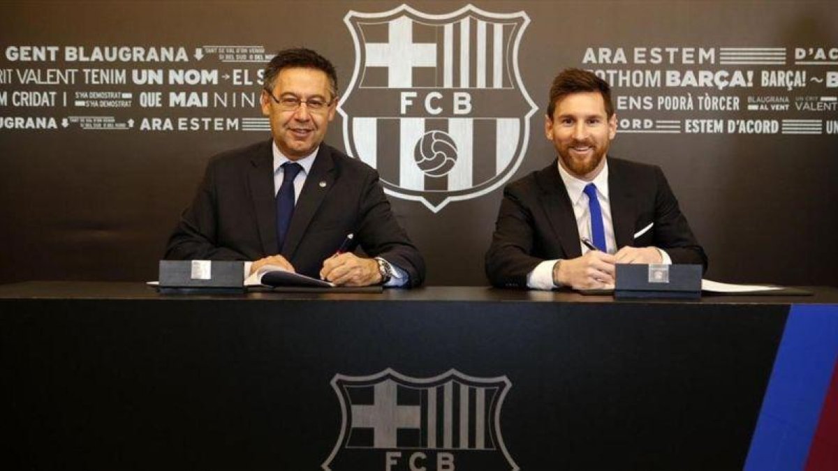Messi y Bartomeu, en la firma de renovación.