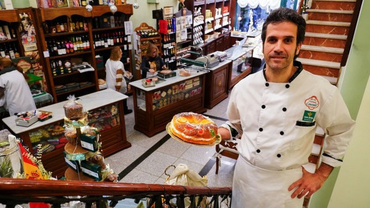 El responsable de la Confitería Conrado de La Bañeza (León), Sergio González, muestra uno de los tradicionales Roscones de Reyes con el que se entra en el sorteo de un premio de 10.000 euros. ICAL
