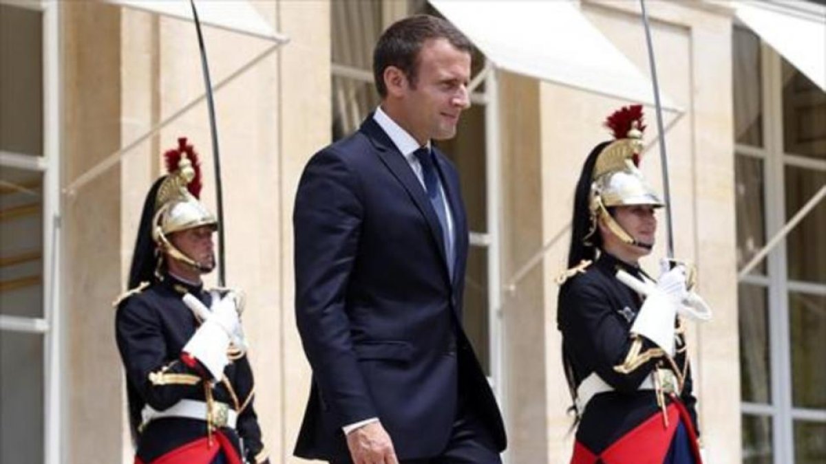 Macron sale del Elíseo.