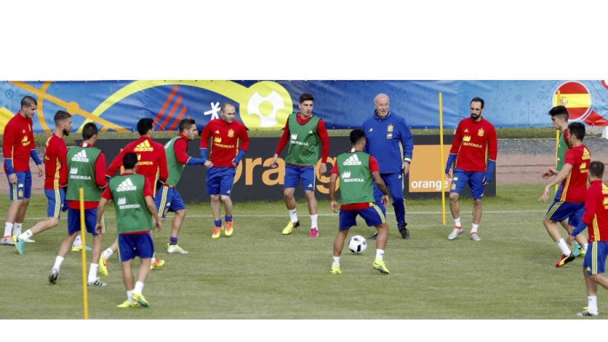 Vicente del Bosque y los jugadores en el entrenamiento del viernes en la Isla de Ré.