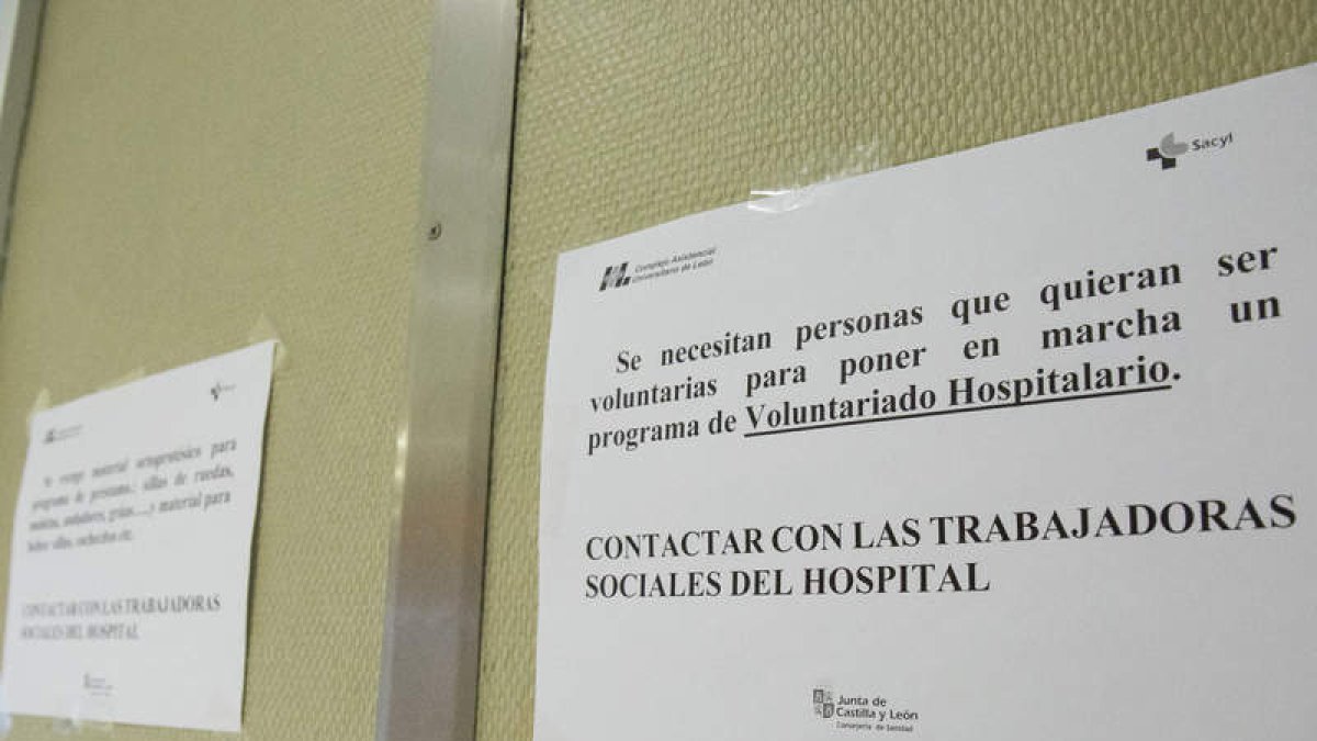 Los carteles para formar el Voluntariado Hospitalario se colocaron el pasado mayo. FERNANDO OTERO