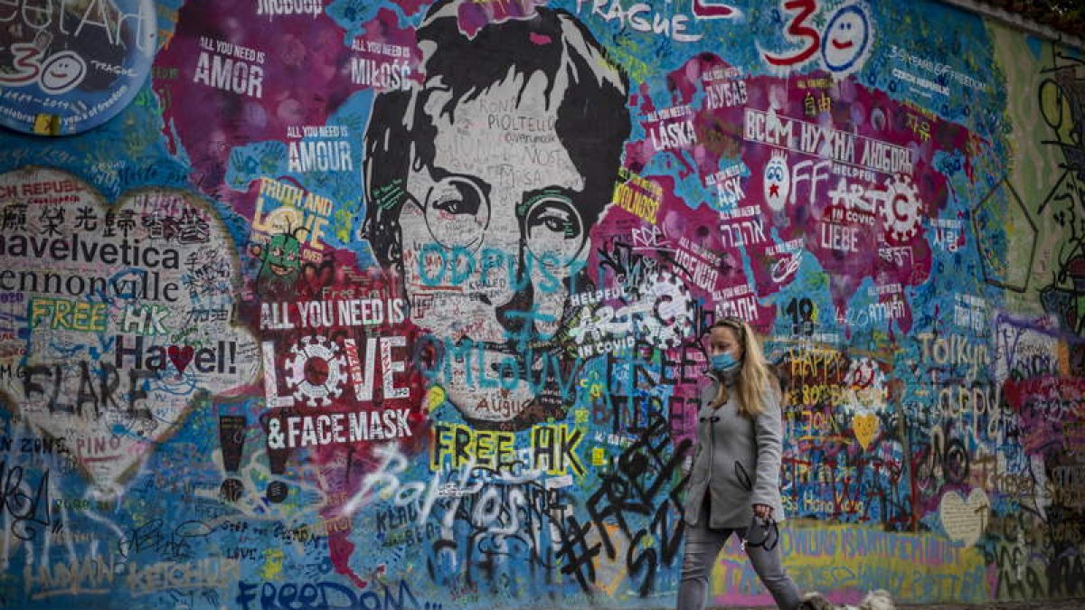 Mural en Praga dedicado a Lennon que conmemora el 40 aniversario de su muerte. MARTIN DIVISEK