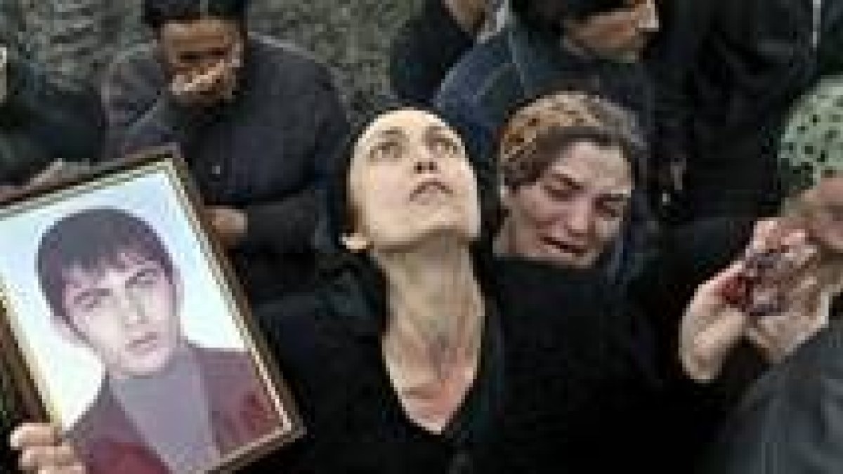 Una mujer llora la muerte de su hijo durante el secuestro de la escuela de Beslán