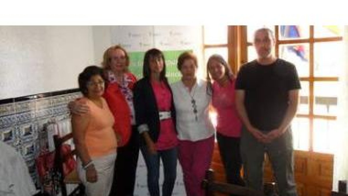 Los voluntarios, entre los que está la presidenta de la AECC, Concepción Blanco (segunda izq.).