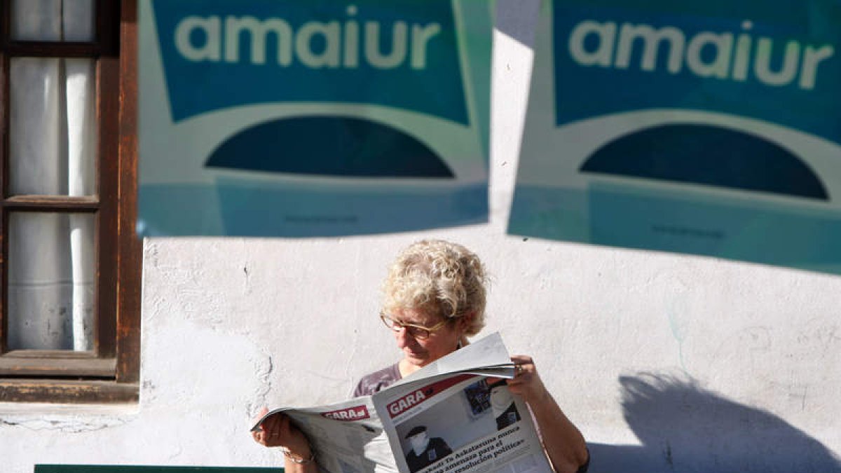 Una mujer lee en Hondarribia (Guipúzcoa) el diario ‘Gara’, que publicó la entrevista a los etarras.
