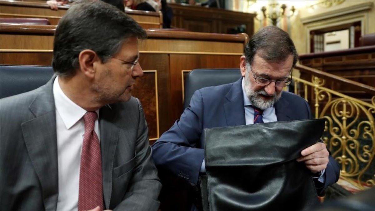 El presidente del Ejecutivo, Mariano Rajoy, junto al ministro de Justicia, Rafael Catalá.