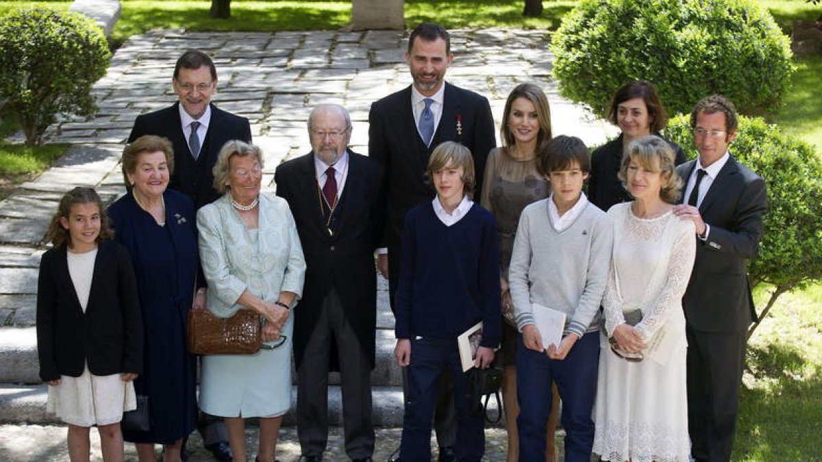 Imagen de la familia del premiado con los príncipes y Mariano Rajoy.