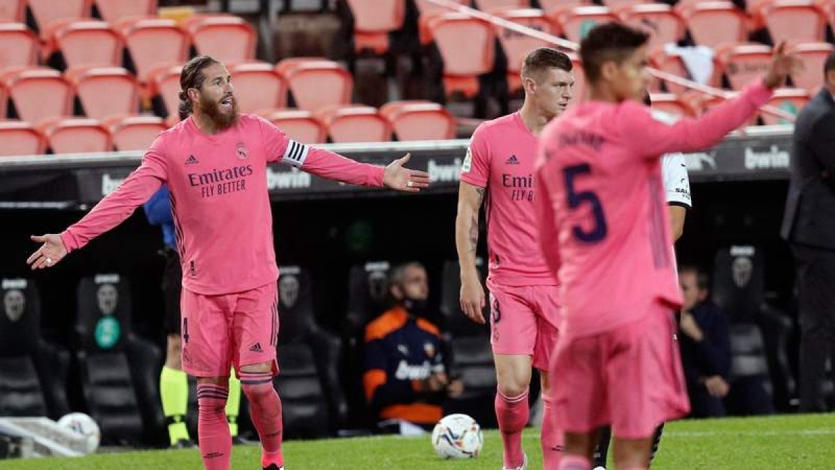 La defensa del Real Madrid hizo aguas en el último duelo ante el Valencia. KAI FÖRSTERLING